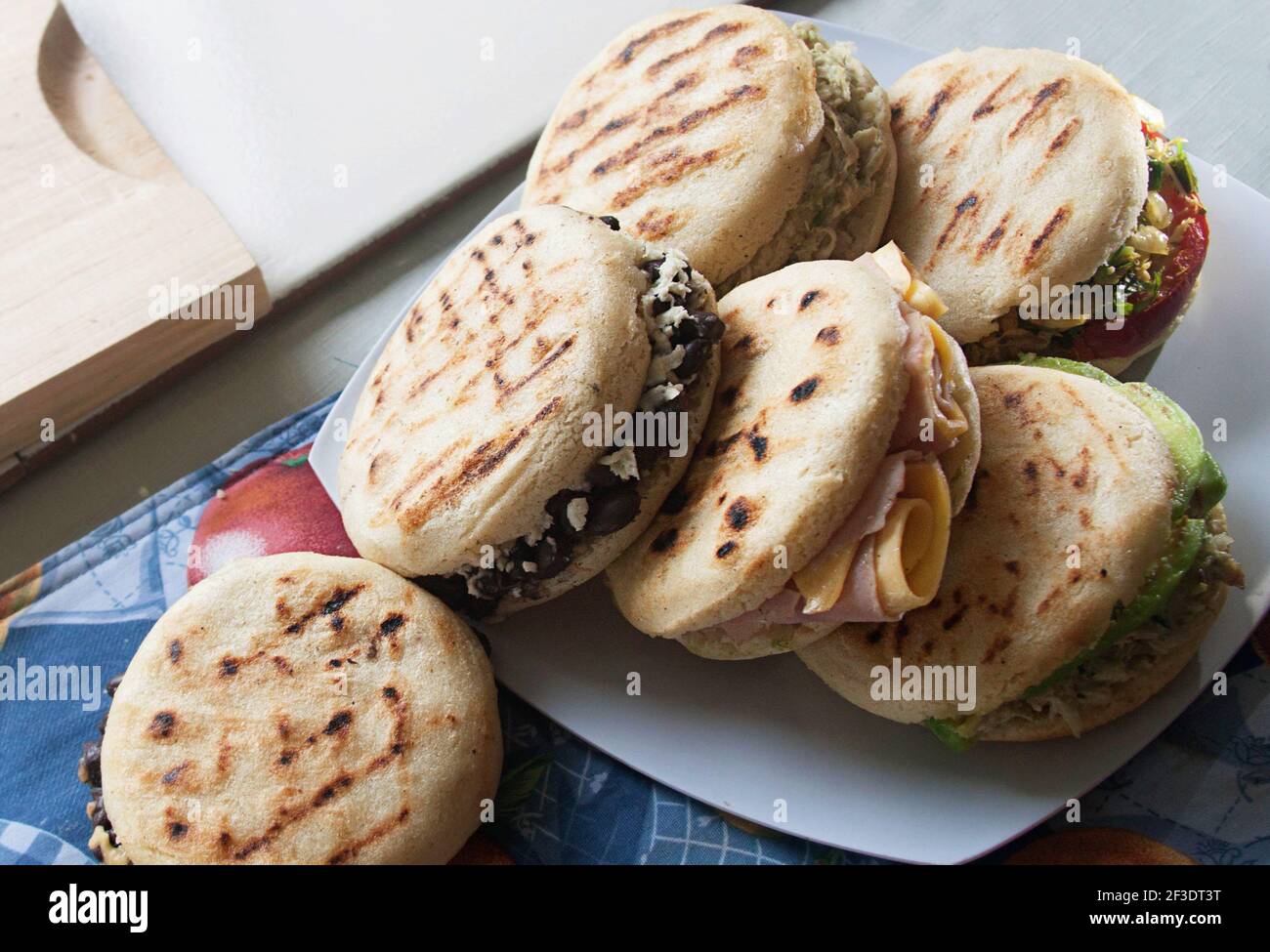 https://c8.alamy.com/comp/2F3DT3T/arepas-are-is-a-type-of-food-made-of-ground-maize-dough-or-cooked-flour-prominent-in-the-cuisine-of-colombia-and-venezuela-here-homemade-venezuelan-arepas-close-up-2F3DT3T.jpg