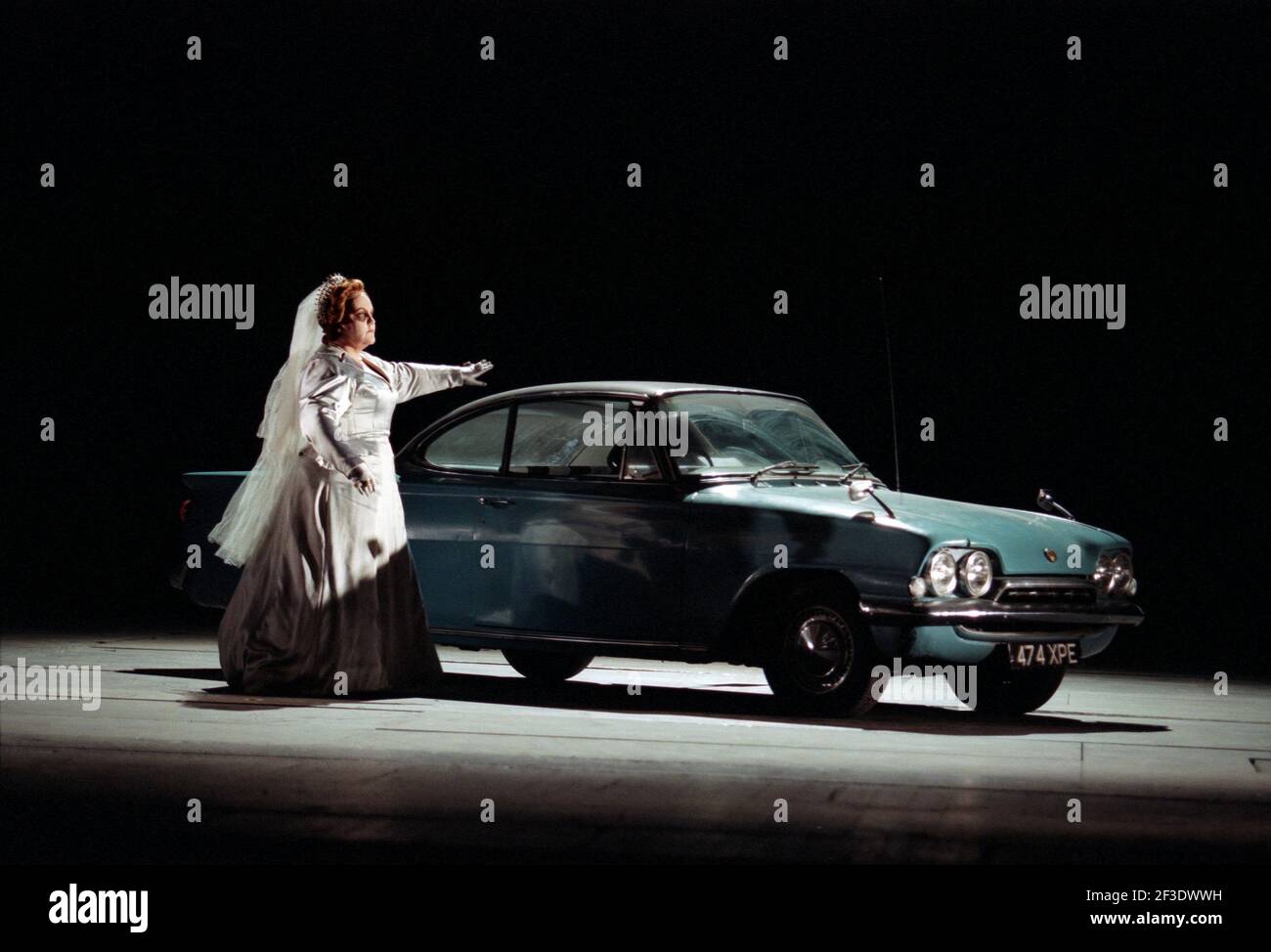 Jane Henschel (Fricka) in DIE WALKURE by Wagner at the The Royal Opera, Covent Garden, London WC2 30/09/1996 conductor: Bernard Haitink design: Nigel Lowery lighting: Pat Collins director: Richard Jones Stock Photo