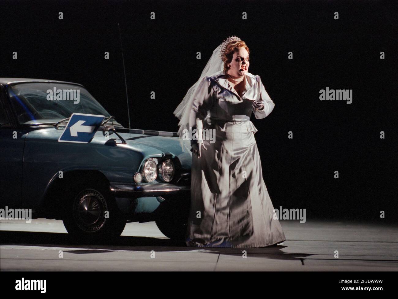 Jane Henschel (Fricka) in DIE WALKURE by Wagner at the The Royal Opera, Covent Garden, London WC2 30/09/1996 conductor: Bernard Haitink design: Nigel Lowery lighting: Pat Collins director: Richard Jones Stock Photo
