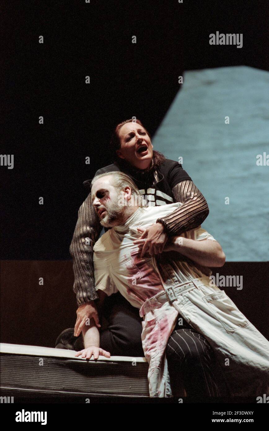 John Tomlinson (Wotan), Deborah Polaski (Brunnhilde) in DIE WALKURE by Wagner at the The Royal Opera, Covent Garden, London WC2  30/09/1996  conductor: Bernard Haitink  design: Nigel Lowery  lighting: Pat Collins  director: Richard Jones Stock Photo