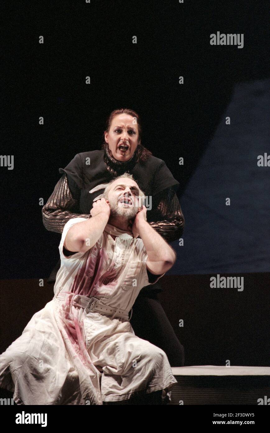 John Tomlinson (Wotan), Deborah Polaski (Brunnhilde) in DIE WALKURE by Wagner at the The Royal Opera, Covent Garden, London WC2 30/09/1996 conductor: Bernard Haitink design: Nigel Lowery lighting: Pat Collins director: Richard Jones Stock Photo