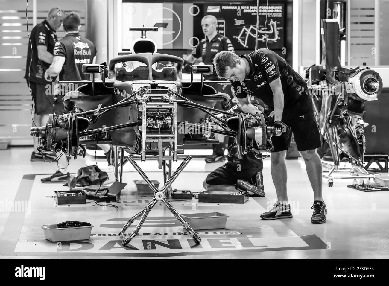 Mechanics working on the Aston Martin Red Bull Tag Heuer RB14, Mechanical detail during the 2018 Formula One World Championship, Singapore Grand Prix from September 13 to 16 in Singapour - Photo Florent Gooden / DPPI Stock Photo