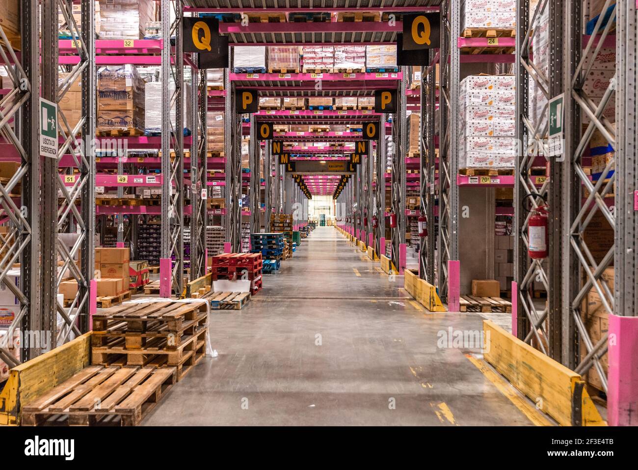 warehouse hi-res stock photography and images - Alamy