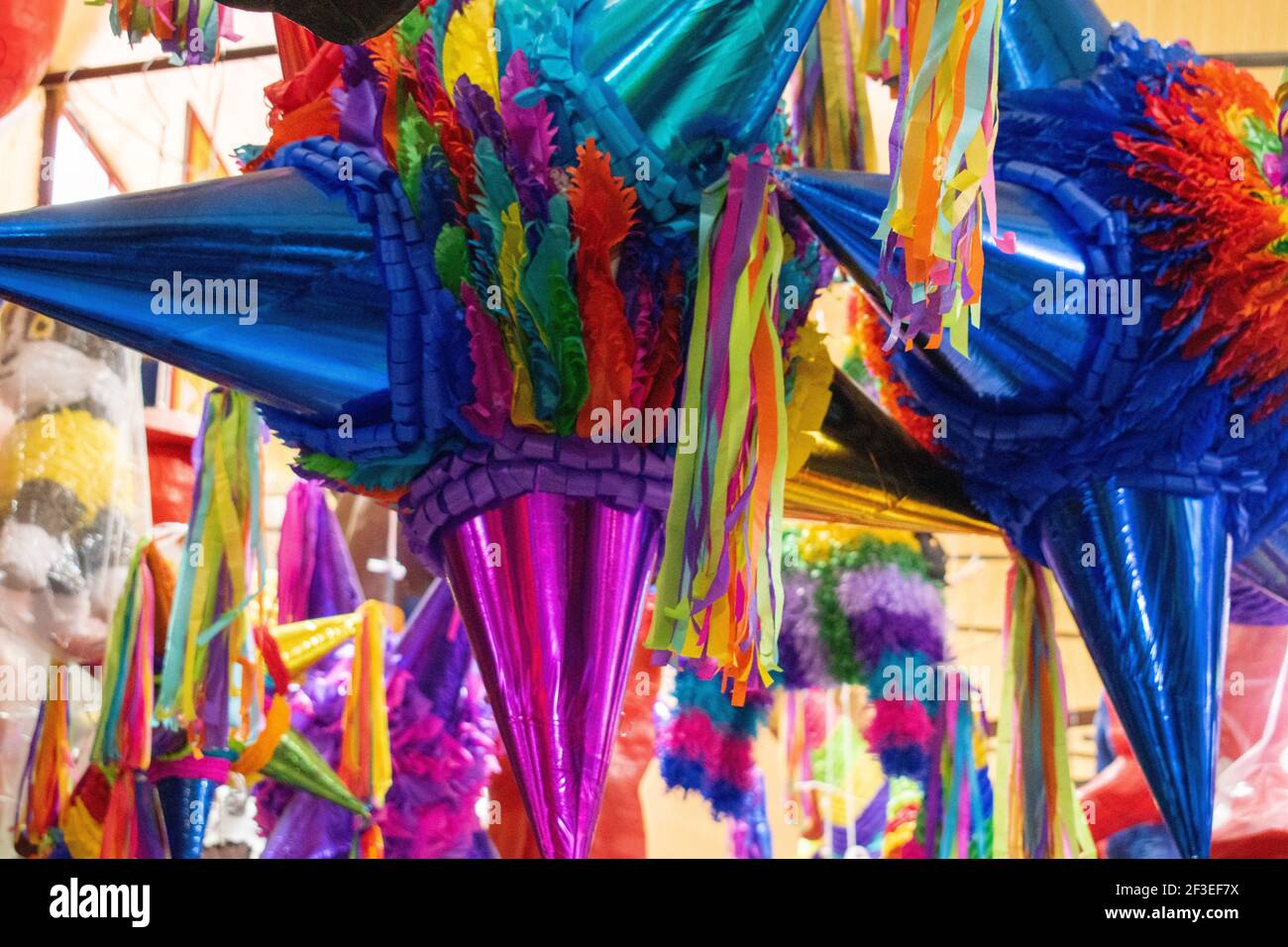 Piñata grande en una boda Fotografía de stock - Alamy