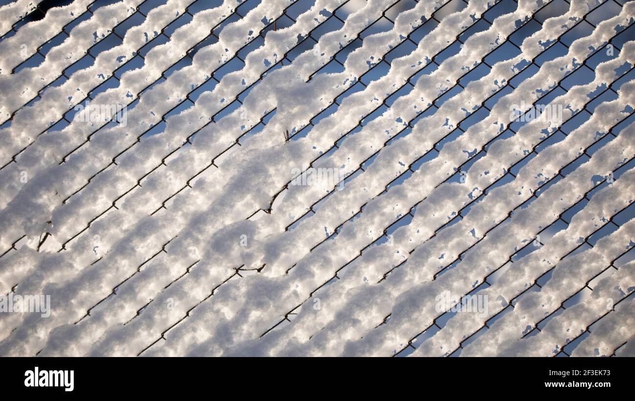 Snow covered mesh netting hi-res stock photography and images - Alamy