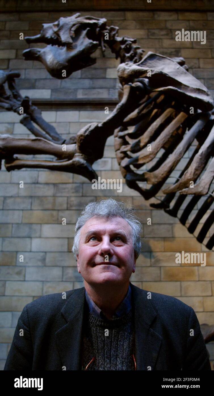 PROFESSOR RICHARD FORTEY AT THE NATIONAL HISTORY MUSEUM.27/1/04 PILSTON Stock Photo
