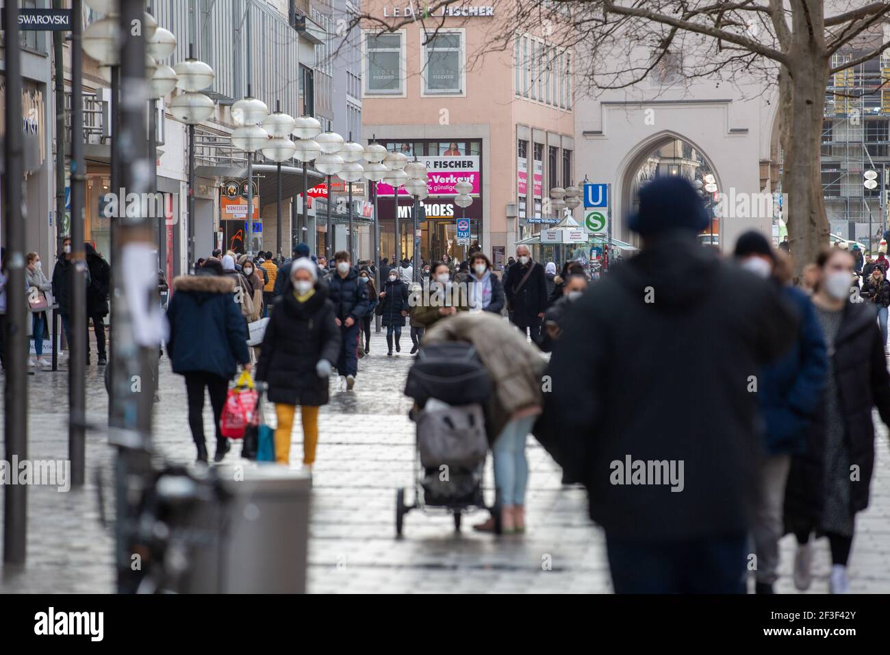 Die Innenstadt ist voll. Vor vielen Geschäften in der Münchner Fußgängerzone gibt es am 16. März 2021 ( zum Teil lange ) Schlangen . Die Shopper müssen sich anmelden und einen Termin ausmachen, um die Läden zu betreten, da die 7-Tage-Inzidenz in München über 50 liegt und seit Wochen wieder steigen. Die neuen Varienten des Coronavirus liegen in München bei über zwei Dritteln. * In front of many shops on March 16 2021 in the Munich pedestrian zone there are ( partly long ) queues. Shoppers have to register prior to enter the stores, because the seven day incidence in Munich is over 50 and ha Stock Photo