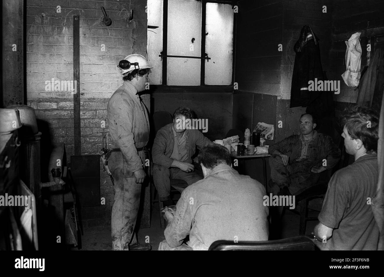 Men on tea break in makeshift canteen on surface at Monkwearmouth Colliery Stock Photo