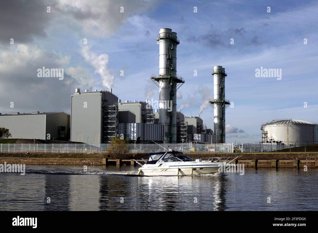 Boat on the River Trent passing Staythorpe C combined cycle gas turbine (CCGT) power station, near Newark-on-Trent, Nottinghamshire. Stock Photo