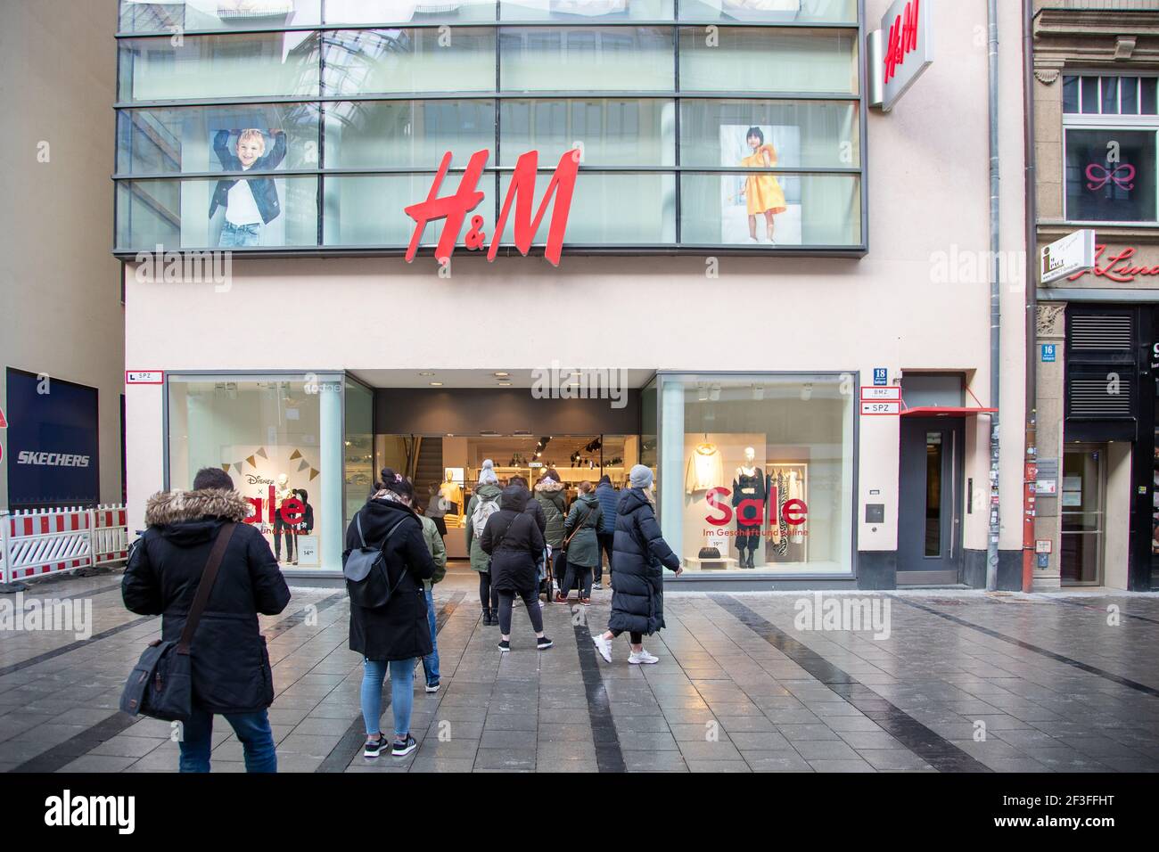 Lange Schlange vor dem H&M. Viele Menschen nutzen den Nachmittag am  16.3.2021, um in der Innenstadt von München einzukaufen. Da die Inzidenz in  München weiter über 50 liegt und sogar stetig steigt,
