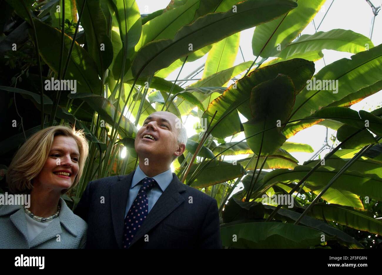 iain duncan smith AND HIS WIFE BETSY ON A VISIT TO THE EDEN PROJECT IN CORNWALL.16/10/03 PILSTON Stock Photo
