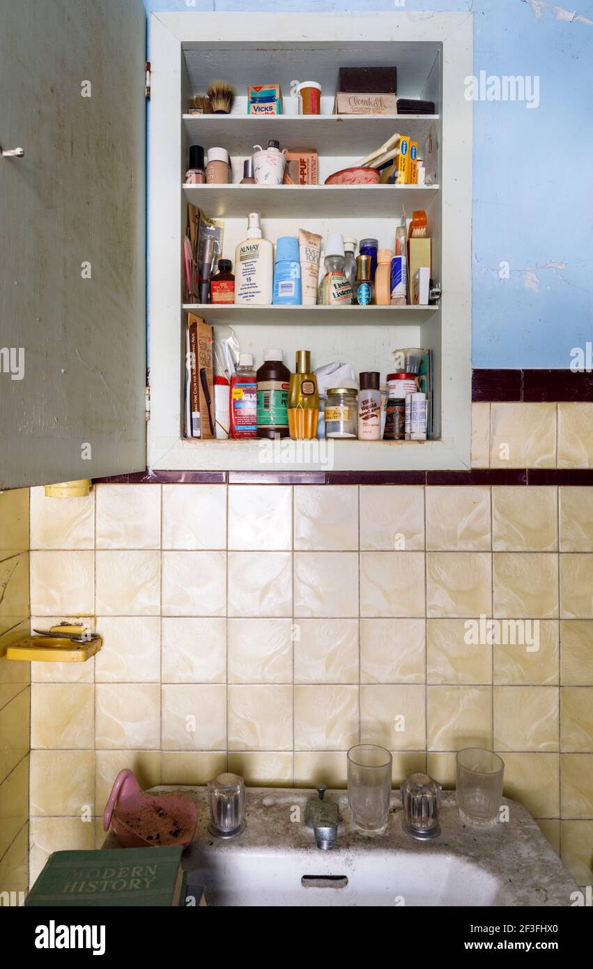 Antique personal hygene products hires stock photography and images