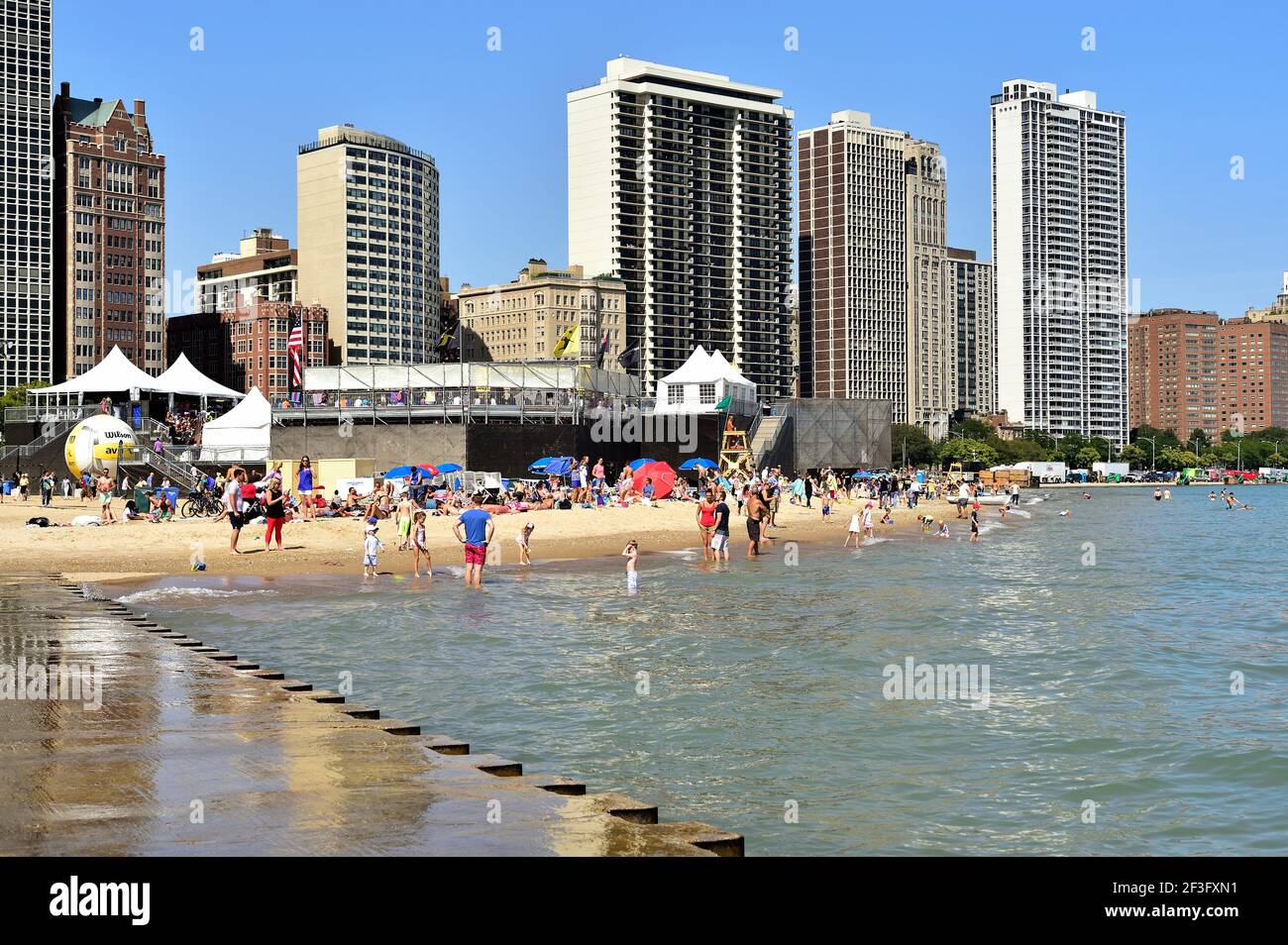 Chicago's 12th Street Beach, a narrow strip of beach just south of the  city's Museum Campus provides relief from summer heat. Chicago, Illinois,  USA Stock Photo - Alamy