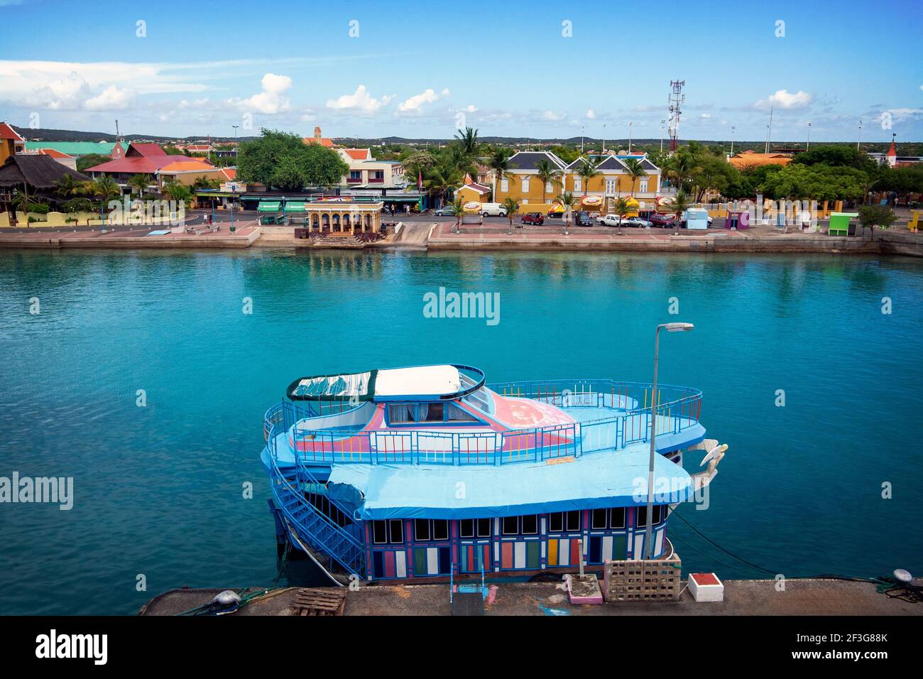 A Boat docked at Puerto de Cruceros cruise terminal.  Bonaire Island,   Passangrahan, Plaza Wilhelmina, Kralendijk, Caribbean Netherlands Stock Photo