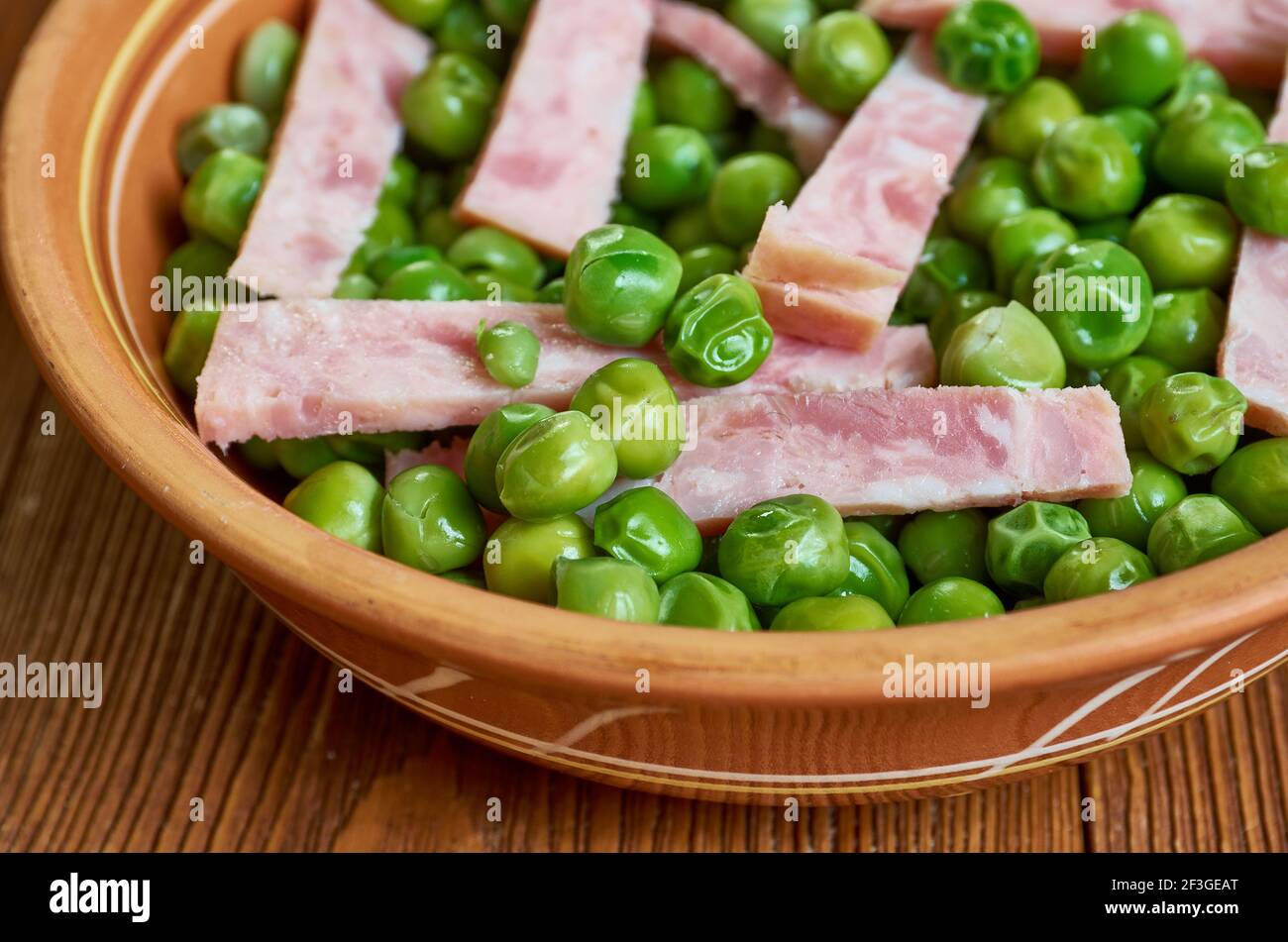 Piselli alla Fiorentina - traditional Tuscan dish hailing from Florence  Stock Photo - Alamy