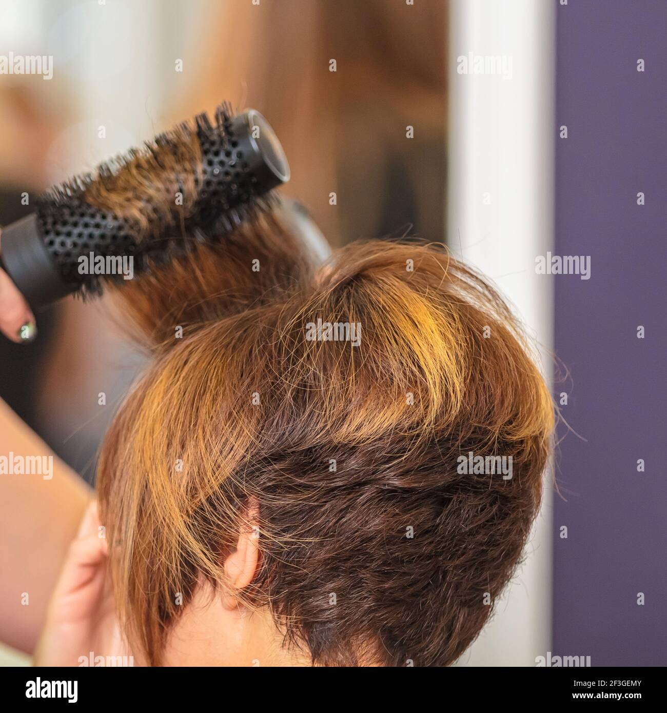 Woman makes hair by comb in beauty salon. Short haircut Stock Photo Alamy