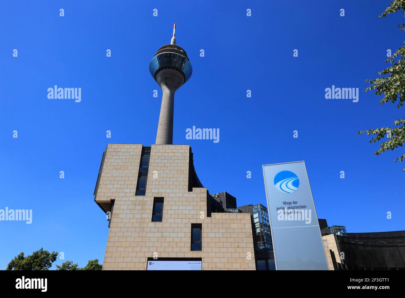 Rheinturm, Landtagsgebäude Nordrhein-Westfalen, Haus des Landtages, Stromstraße, Regierungsviertel, Düsseldorf, Nordrhein-Westfalen, Deutschland Stock Photo