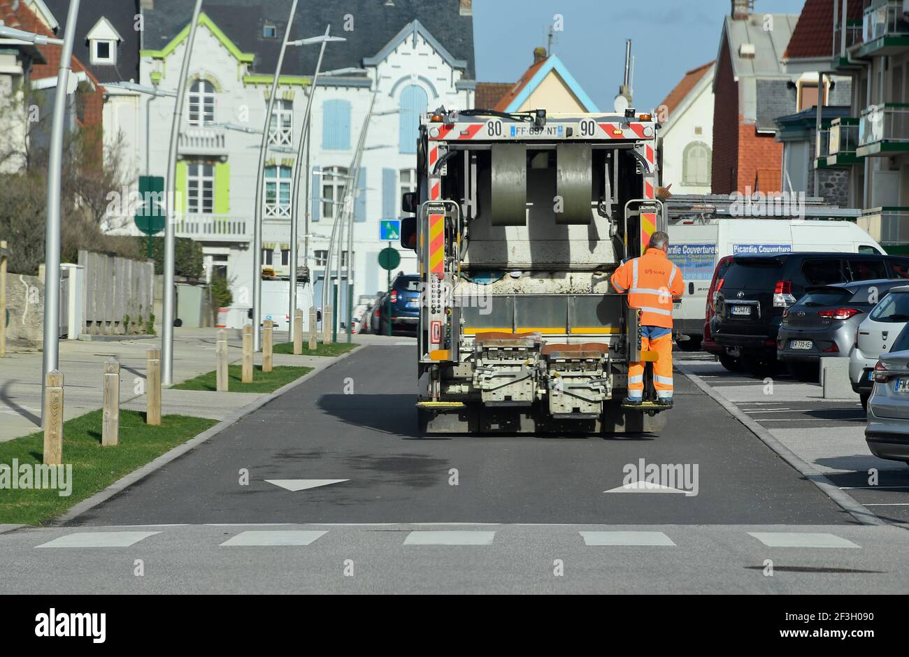 Wimereux (northern France): waste collection. Waste collection: dustman / garbage man and tipper truck Stock Photo