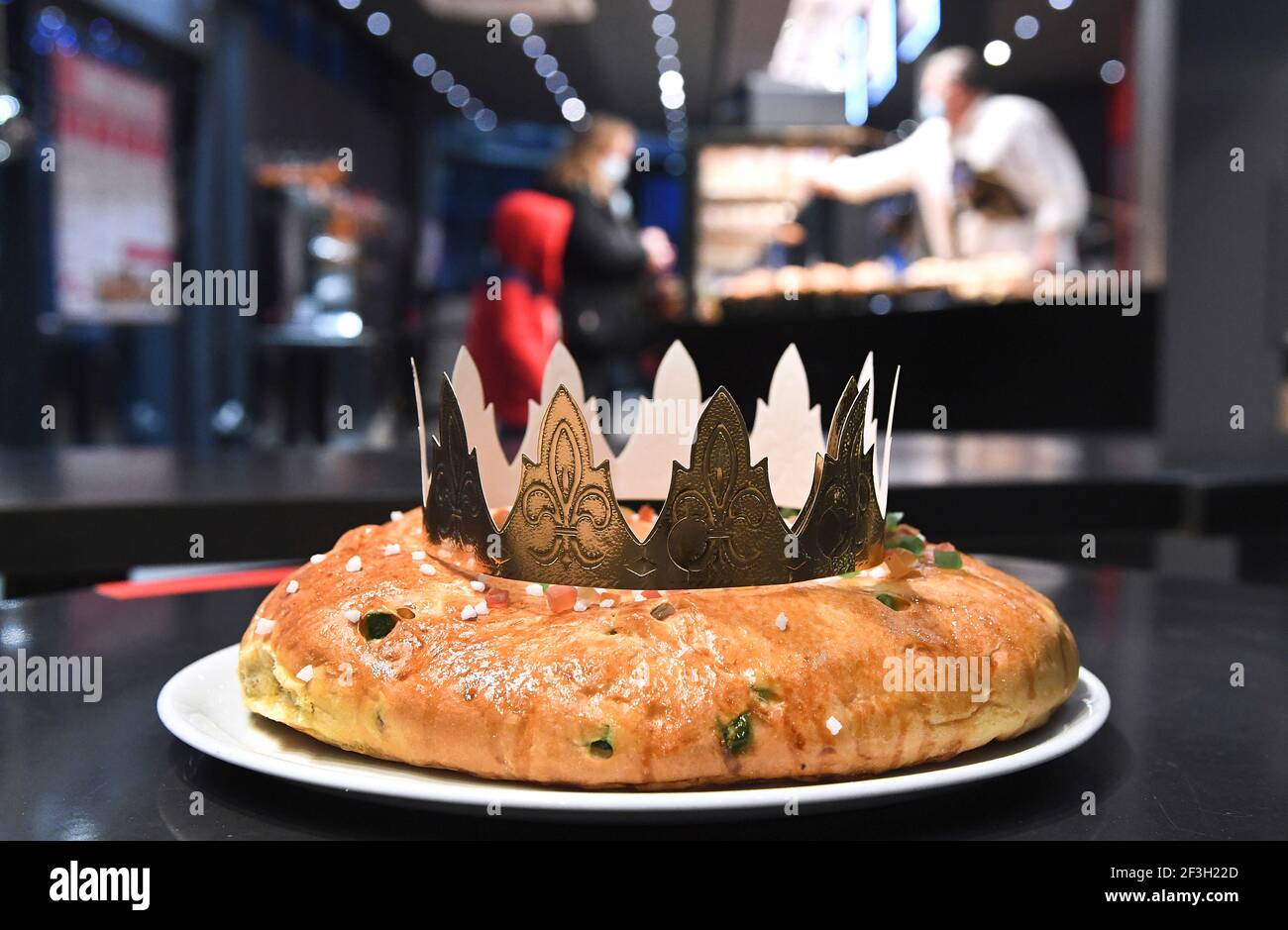 Epiphany brioche king cake and crown Stock Photo Alamy