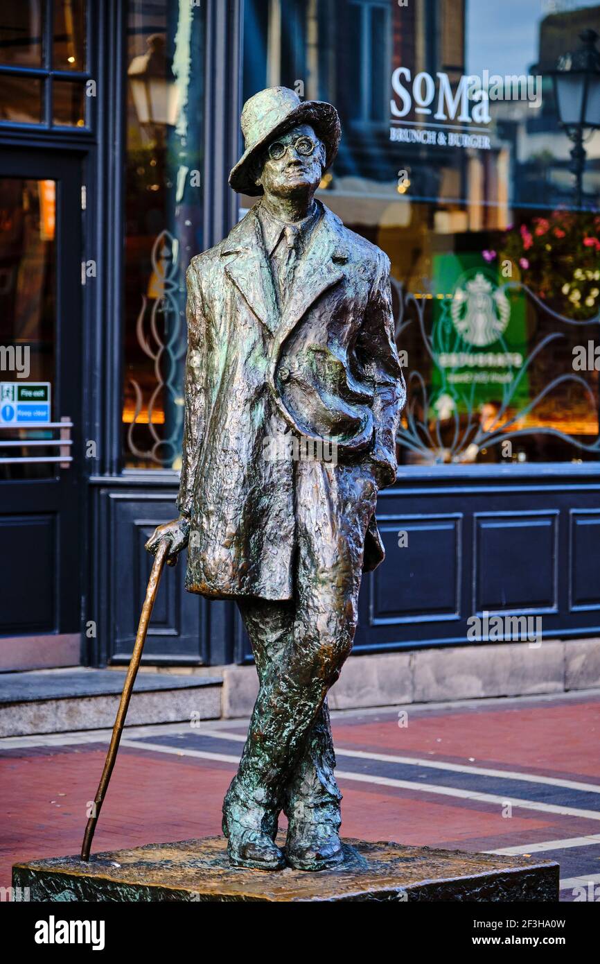 Republic of Ireland, Dublin, Bronze statue of James Joyce on North Earl ...