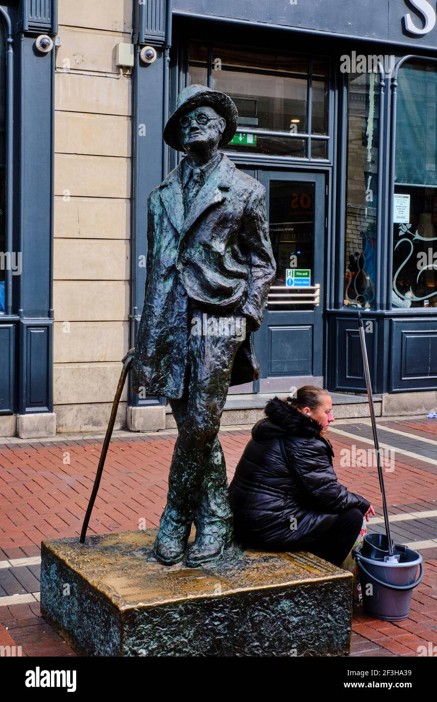Republic of Ireland, Dublin, Bronze statue of James Joyce on North Earl ...