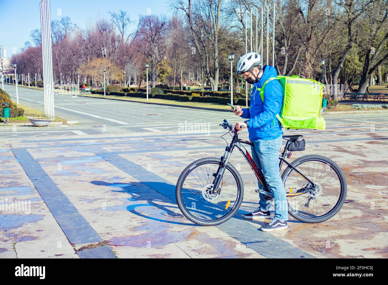 Deliver Rider Mask Delivery rider wearing mask hi-res stock photography and images - Alamy