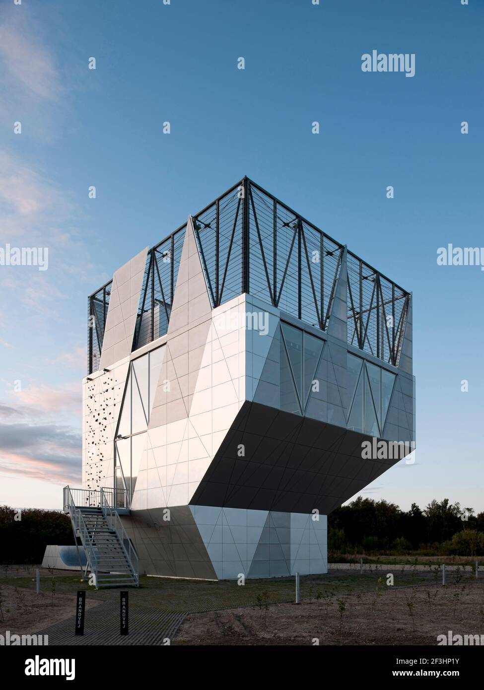 Community building hi-res stock photography and images - Alamy
