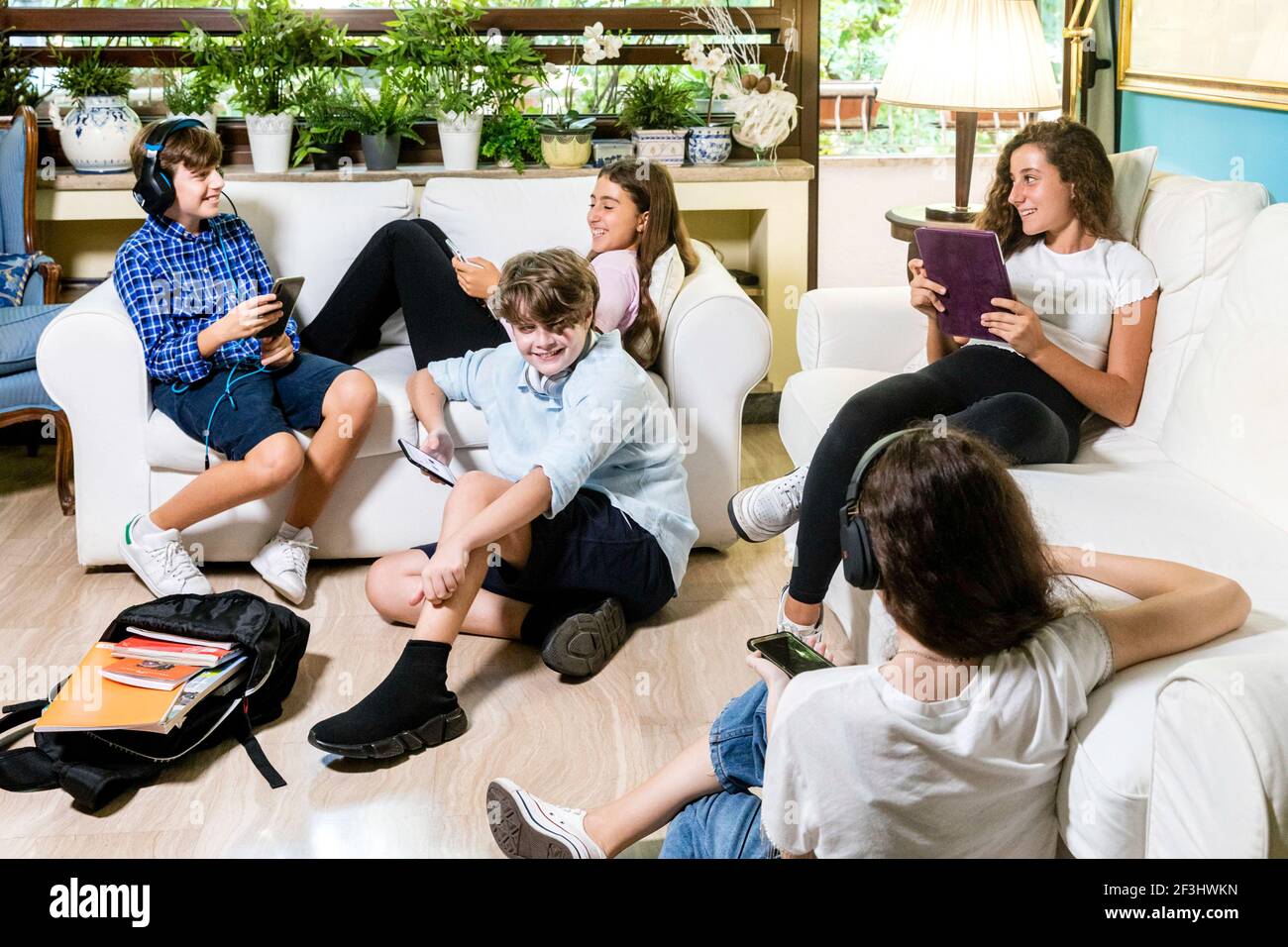 Group of teenage boys and girls Stock Photo - Alamy