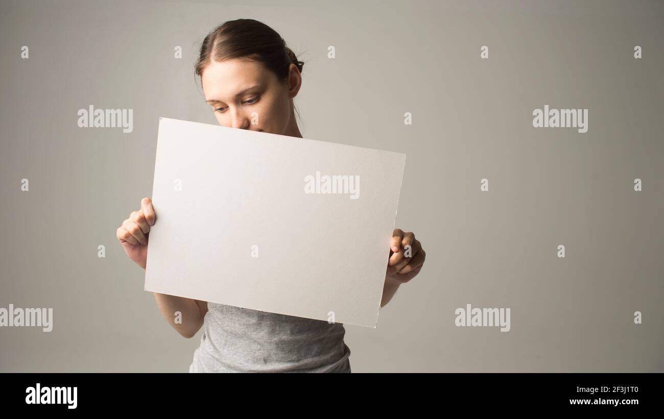 woman holding a sheet of paper in her hand Stock Photo - Alamy