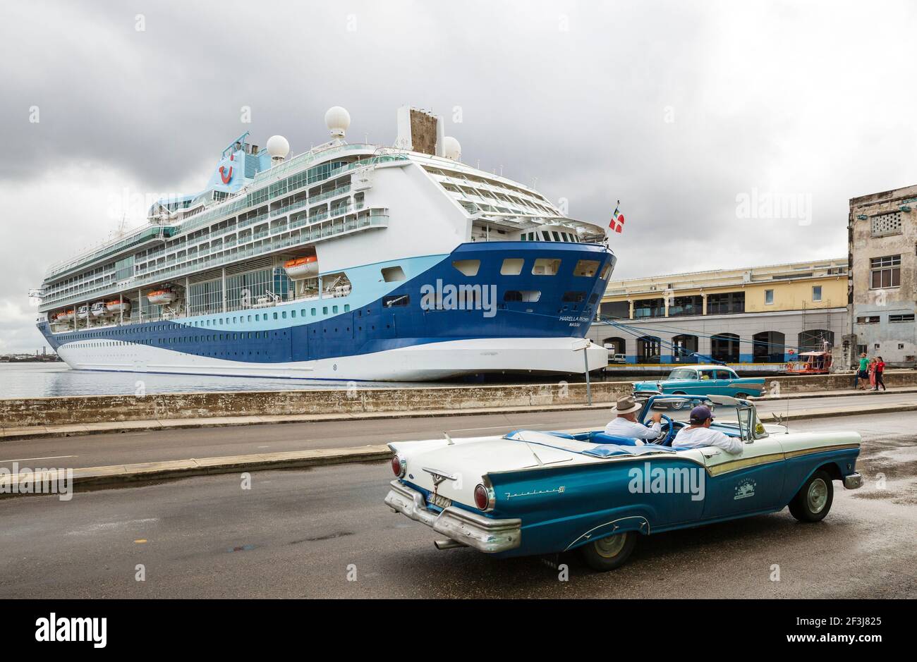 Cruise liner and US classic car from the 1950s at the Havana cruiser terminal, Havana, Cuba Stock Photo