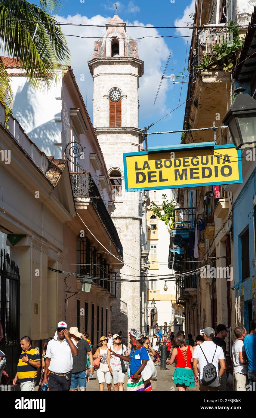 The Bodeguita del Medio and the bell tower of the cathedral behind, Habana Vieja, Havana, Cuba Stock Photo