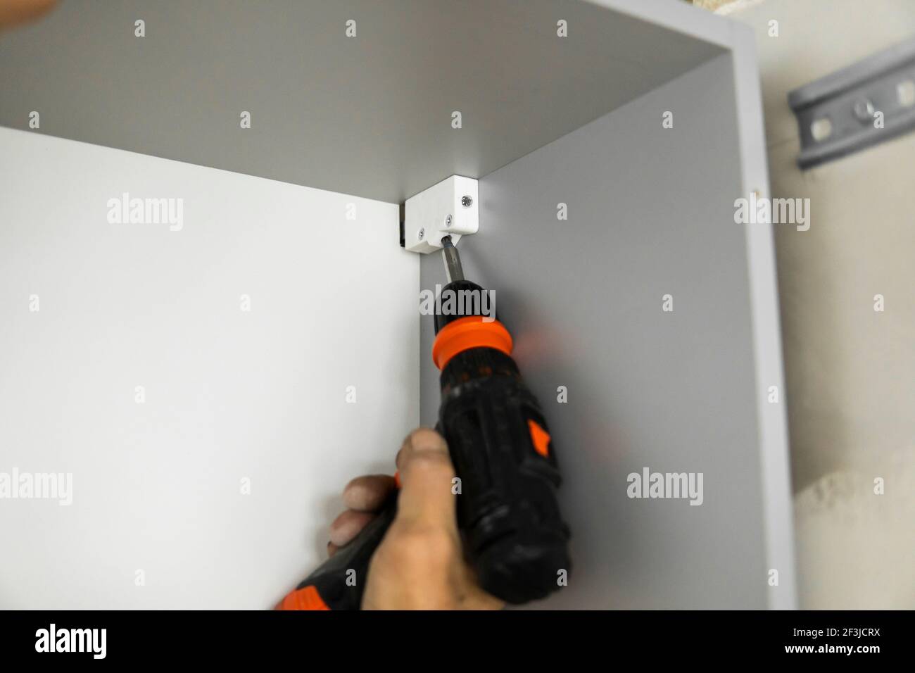 Installing a hardware kitchen suspension brackets on a custom