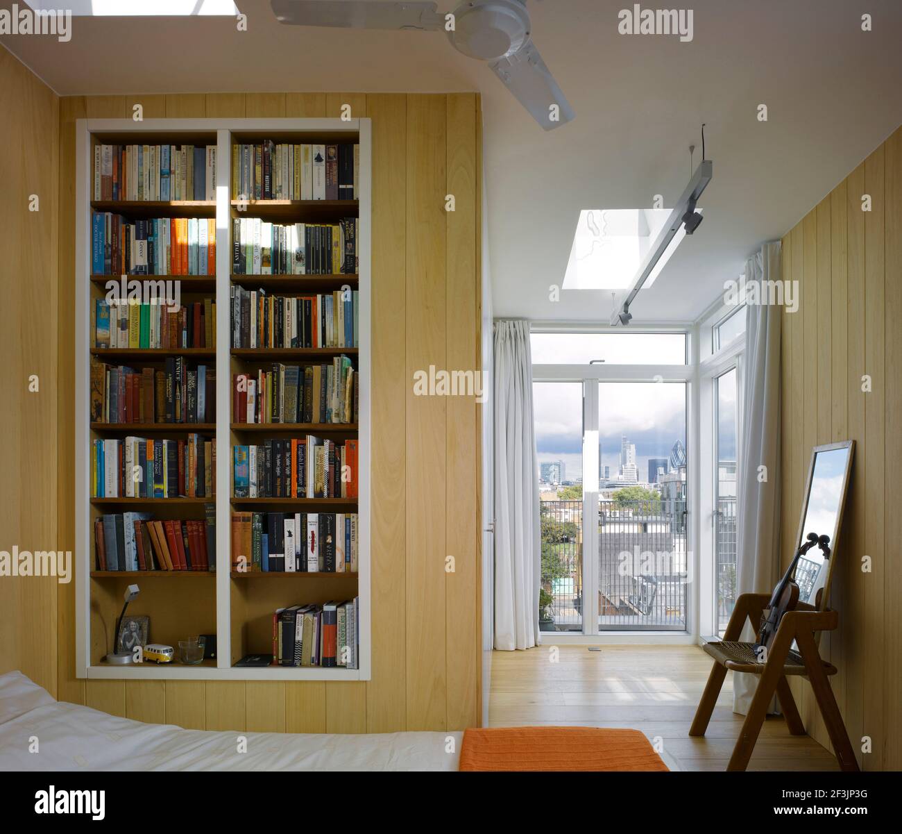 Built in bookcase hires stock photography and images Alamy