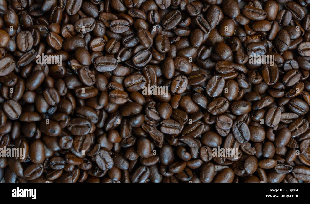 Roasted coffee beans background.Top closeup view Stock Photo - Alamy