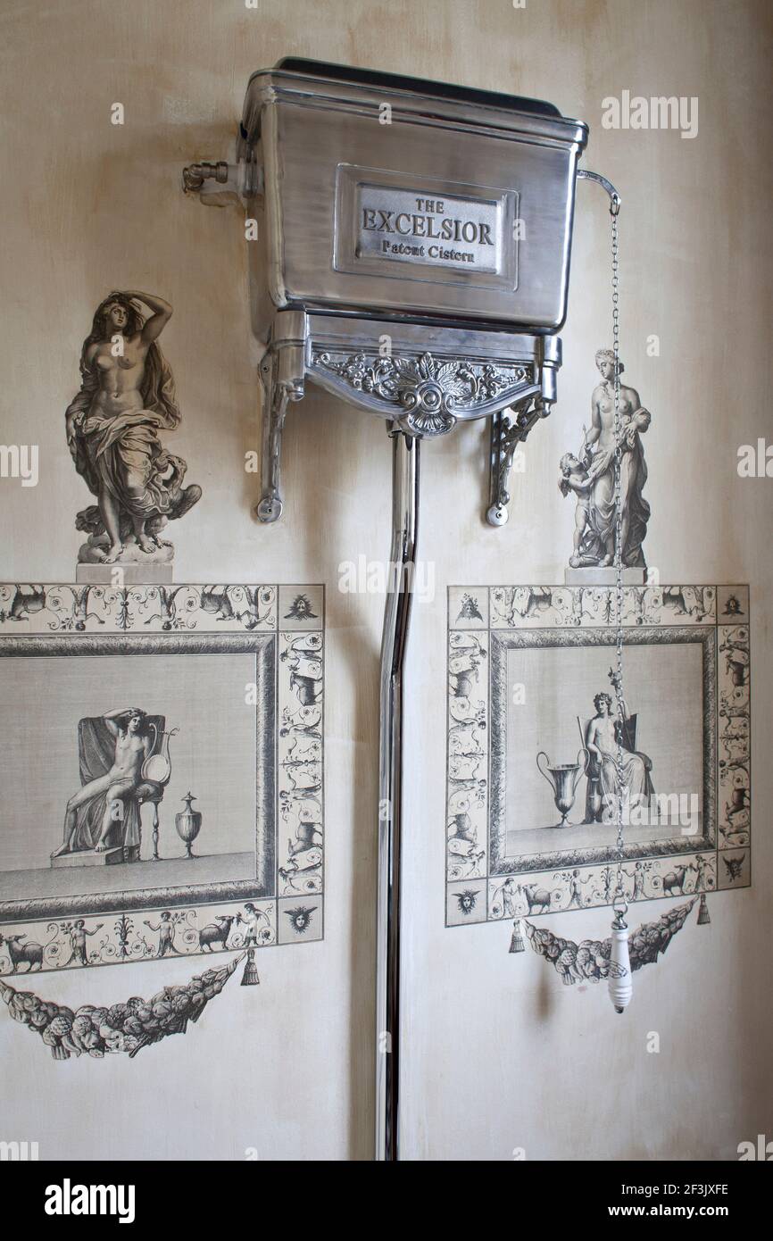 Old fashioned toilet cistern hi-res stock photography and images - Alamy