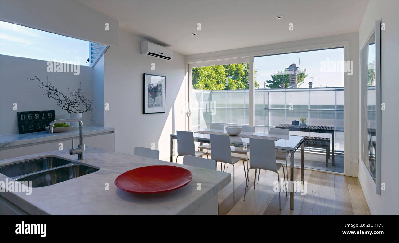 Modern open plan kitchen with dining area, Eastbourne St, Melbourne Stock Photo