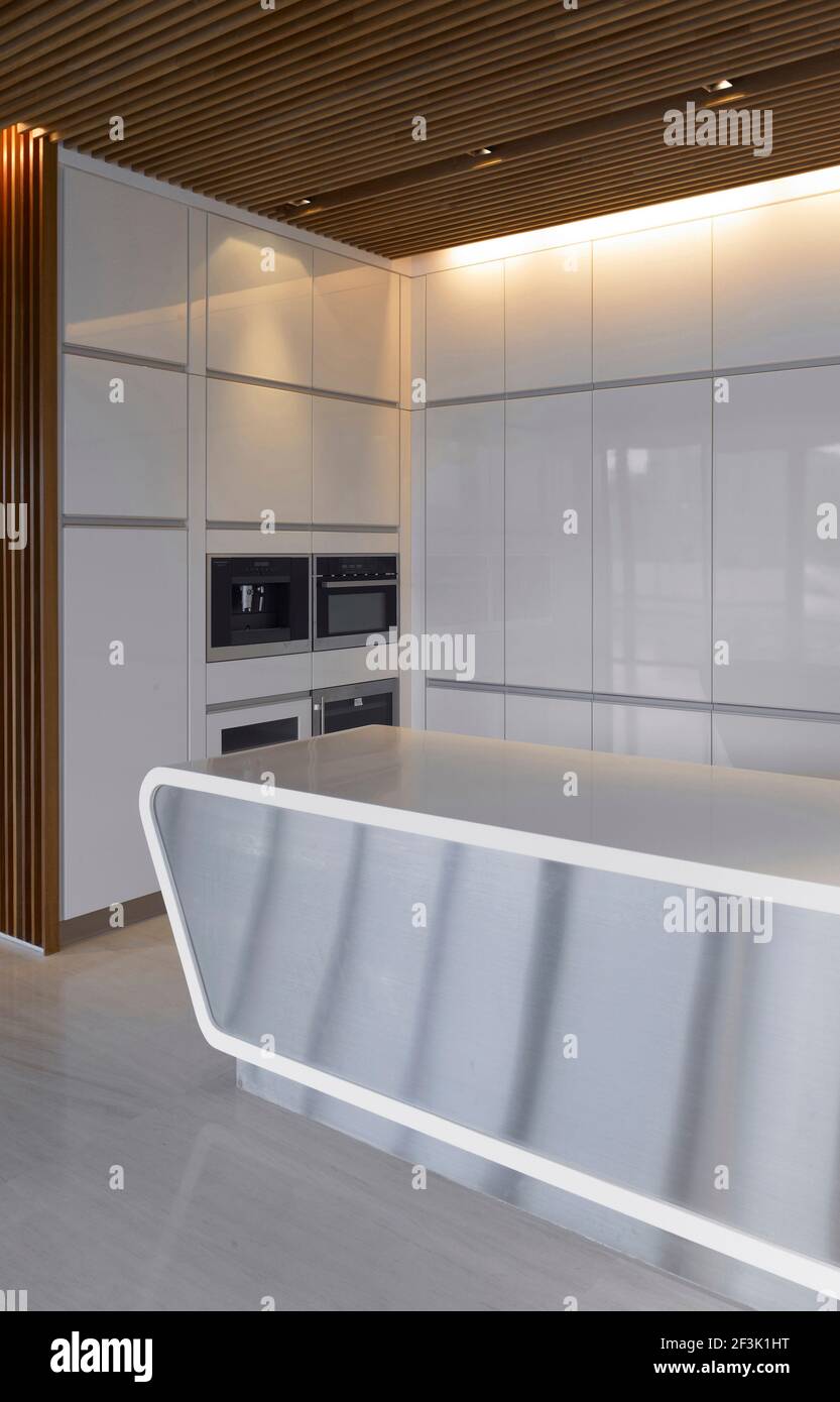 Curved unit in modern kitchen, Sentosa Cove House Stock Photo