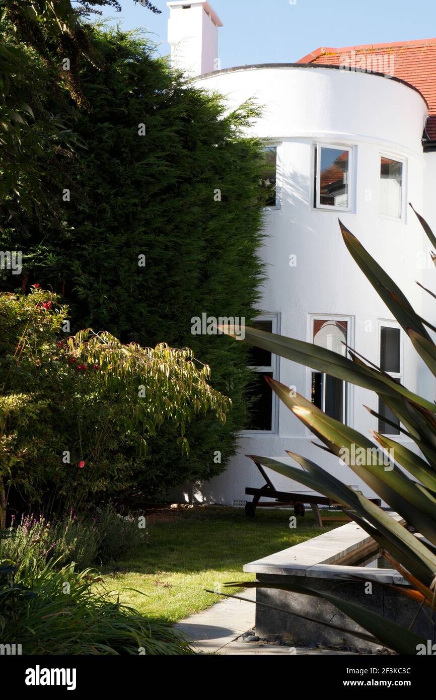Bow fronted exterior of white art deco home in Brighton NONE Stock