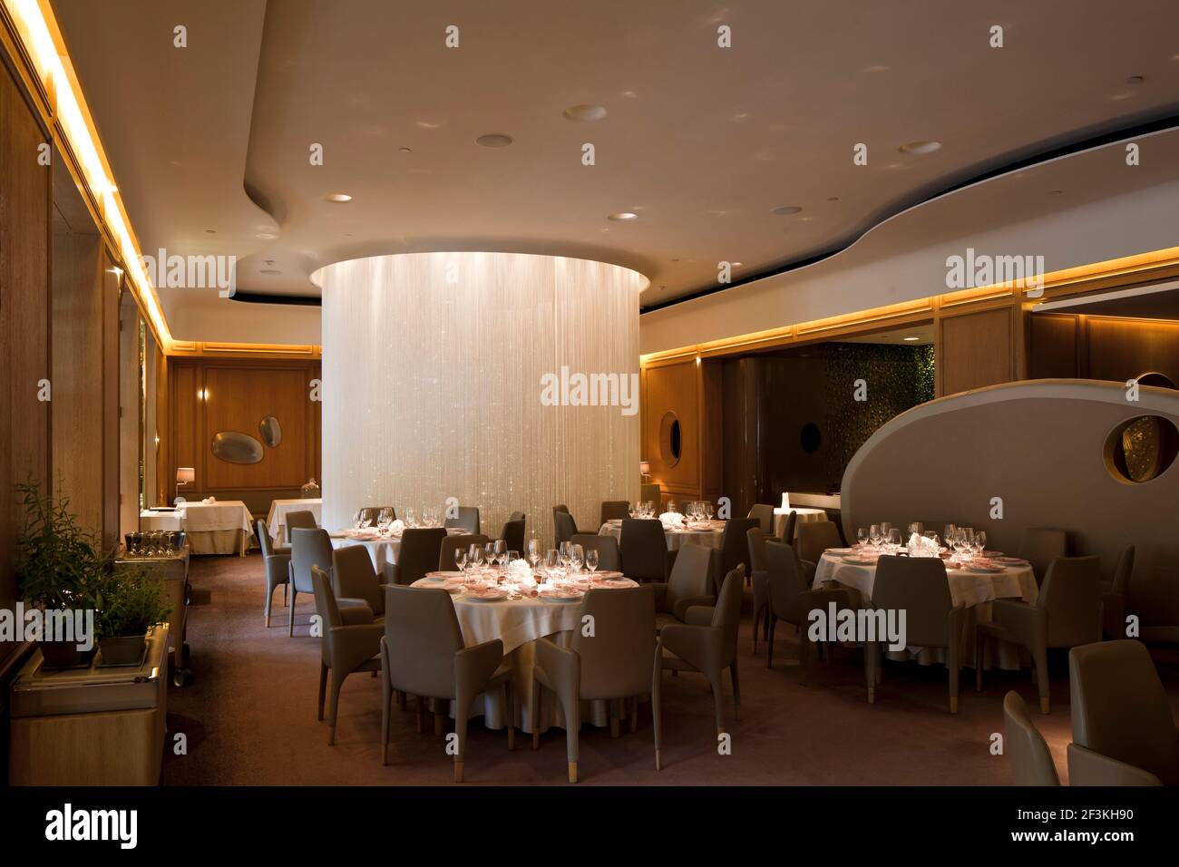 Mayfair luxury restaurant interior hi-res stock photography and images ...