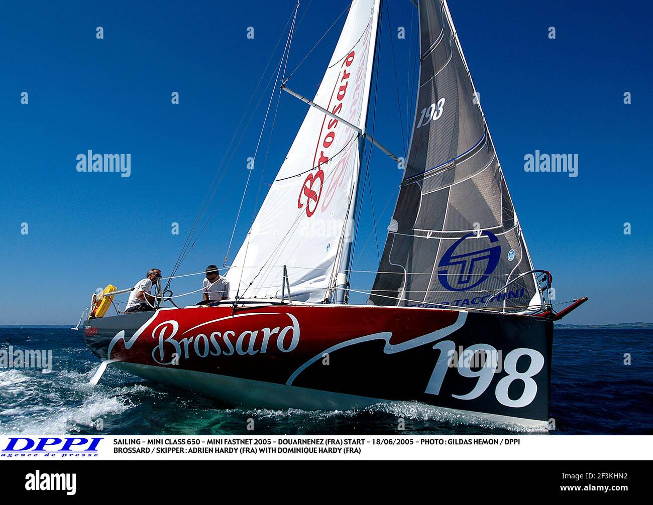 SAILING - MINI CLASS 650 - MINI FASTNET 2005 - DOUARNENEZ (FRA) START -  18062005 - PHOTO : GILDAS HEMON  DPPI BROSSARD  SKIPPER : ADRIEN HARDY  (FRA) WITH DOMINIQUE HARDY (FRA Stock Photo - Alamy