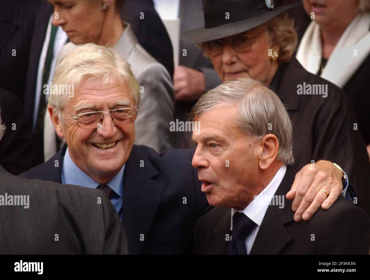 MICHAEL PARKINSON AND DICKY BIRD AT THE MEMORIAL TO PAUL GETTY AT WESTMINSTER CATHEDRAL.9/9/03 PILSTON Stock Photo