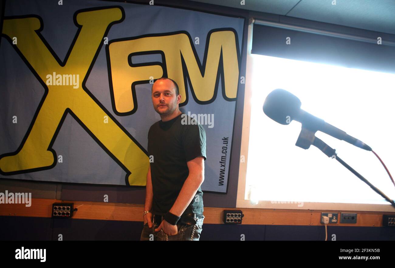 X.FM radio.....Chris Denman XFM Live producer sound engeneer.  pic David Sandison 15/8/2007 Stock Photo