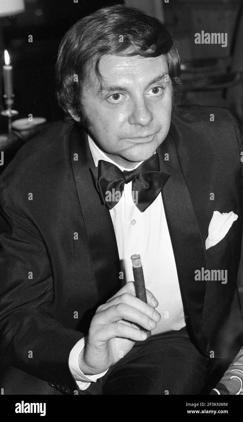 Harald JUHNKE, actor, entertainer, presenter, singer, portrait, portrait, vertical format, with cigar, smoking, smoker, b / w recording, here at the awarding of the 'Golden Camera' Golden Camera in Berlin, 19.01.1973. Â | usage worldwide Stock Photo