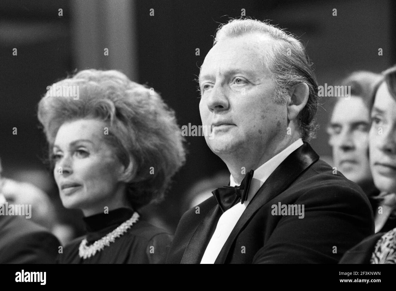 Axel Caesar SPRINGER, Germany, publisher, sits next to Lilli PALMER, Germany, actress, author, landscape format; Black and white portrait, portrait, vertical format, b / w recording, here at the awarding of the 'Golden Camera' Golden Camera in Berlin, 19.01.1973. Â | usage worldwide Stock Photo