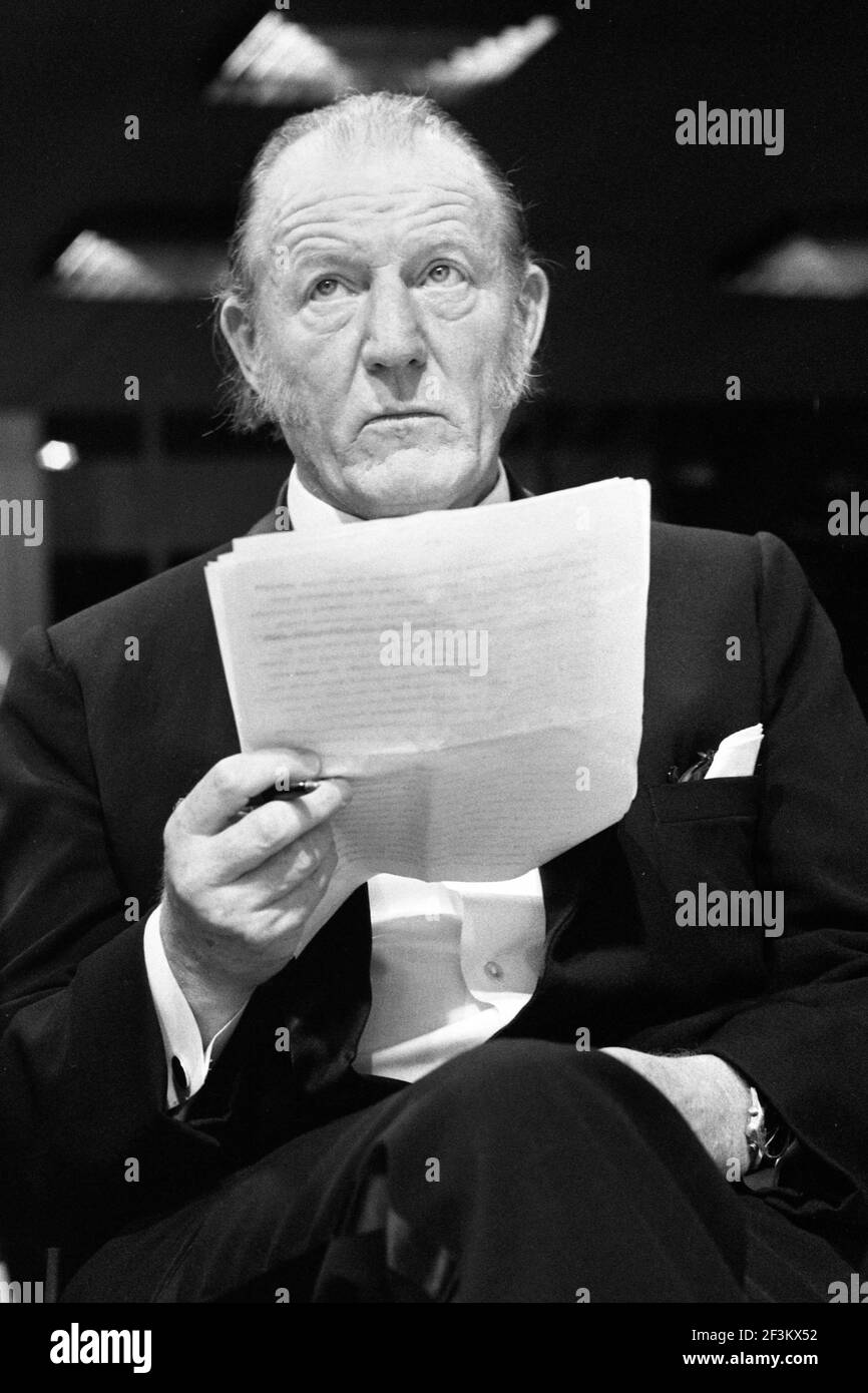 Peter von ZAHN, journalist, presenter, radio, television, reads from a manuscript, portrait, portrait, vertical format, b / w recording, here at the awarding of the 'Golden Camera' Golden Camera in Berlin, January 19, 1973. Â | usage worldwide Stock Photo