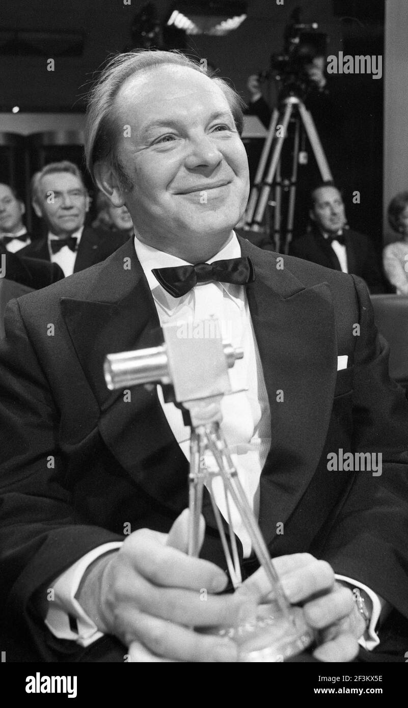 Reinhard APPEL, Germany, moderator, editor, director, with the golden camera in hand, portrait, portrait, vertical format, b / w recording, here at the awarding of the 'Golden Camera' golden camera in Berlin, January 19, 1973. Â | usage worldwide Stock Photo