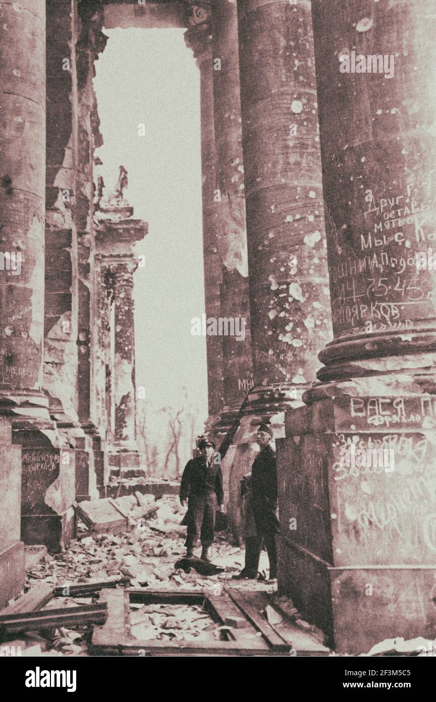 Archival photo of Americans view bomb damage to the Reichstag buildings in Berlin. 1945 Stock Photo