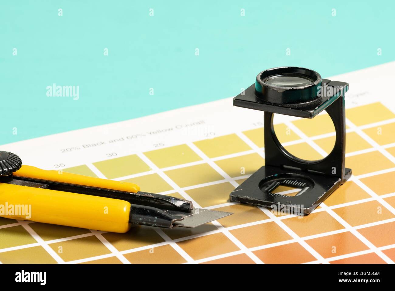 wire-type magnifying glass, on samples of color scale scale for printing and lithography Stock Photo