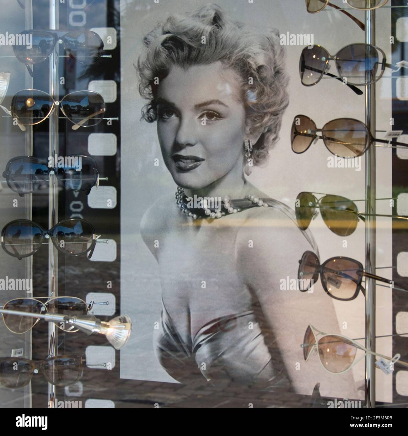 Marilyn Monroe selling Sunglasses NONE Stock Photo Alamy