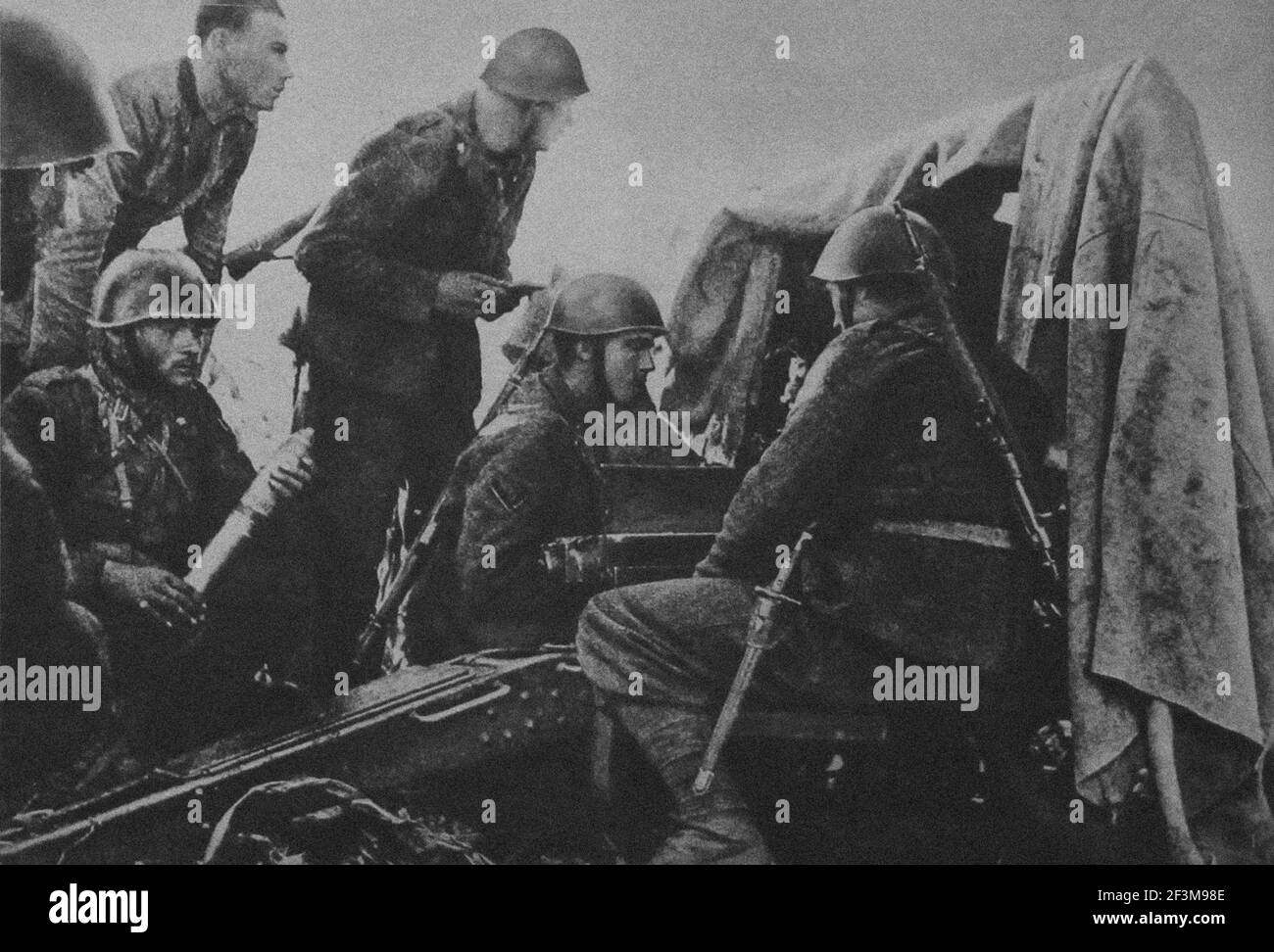 World War II period. From German propaganda news. Italian gunners on the Eastern Front. 1942 Stock Photo